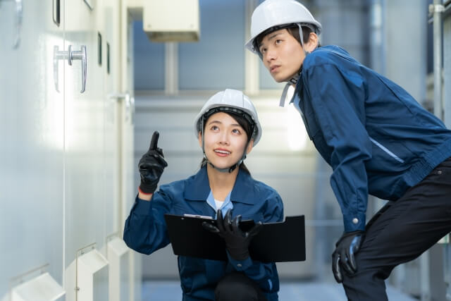点検をするヘルメットをかぶった作業員