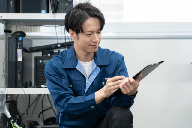 オフィスでタブレットを操作する技術者