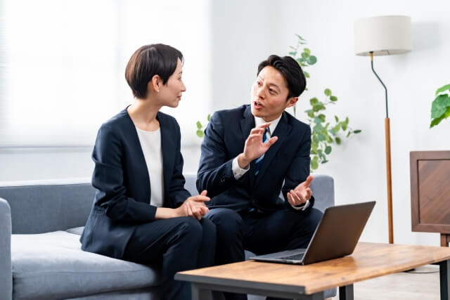 ビジネス会議で意見交換する二人