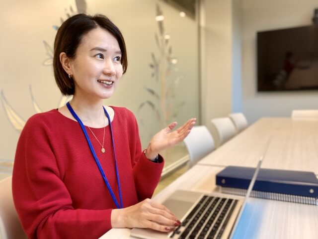会議室でプレゼンをする女性