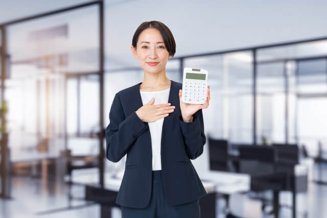 オフィスでスマホを持つ女性